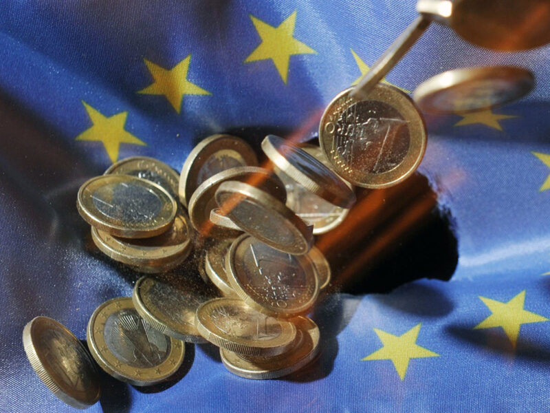 Monedas de euro sobre una bandera de la Unión Europea, en una foto de archivo. - picture alliance / Uli Deck/dpaMonedas de euro sobre una bandera de la Unión Europea, en una foto de archivo. FOTO: alliance / Uli Deck/dpa
