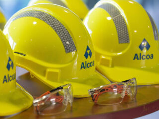 Cascos de trabajadores de Alcoa. FOTO: Alcoa