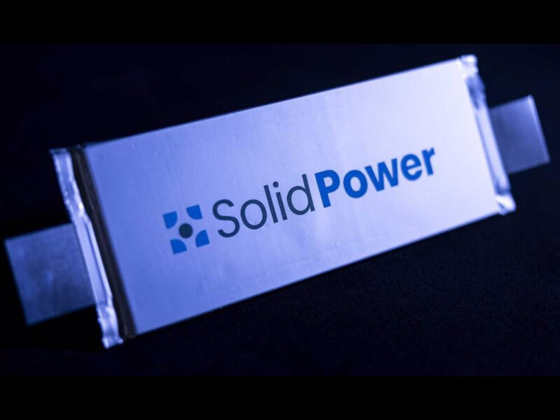 Logotipo del el fabricante de baterías de estado sólido Solid Power, nuevo socio de BMW. FOTO: Solid Power