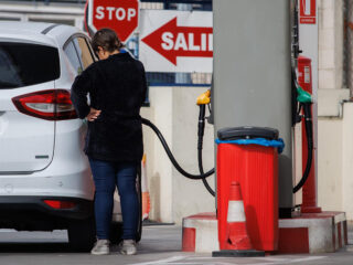 Un mujer reposta carburante en una gasolinera, a 28 de octubre de 2022, en Madrid (España). FOTO: Alejandro Martínez Vélez - Europa Press