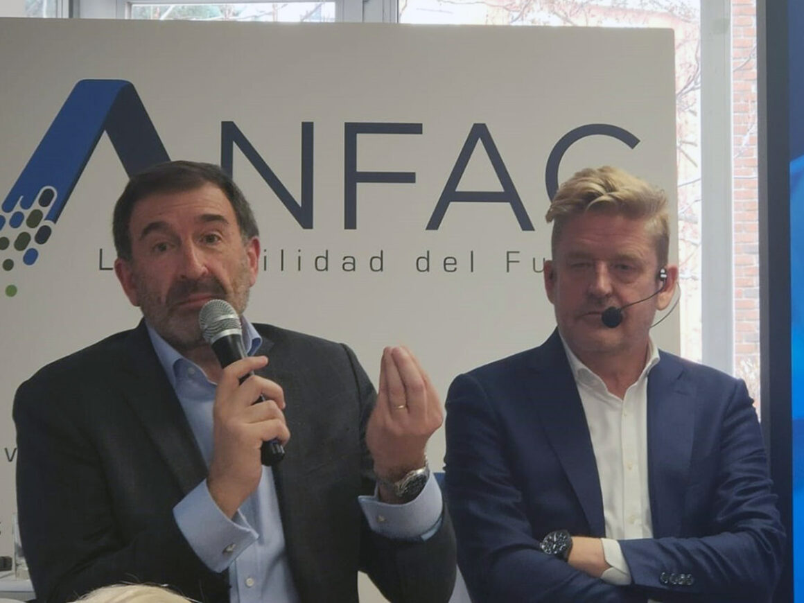 El director general de Anfac, José López-Tafall (izq), y el presidente de la asociación, Wayne Griffiths (der). FOTO: Europa Press