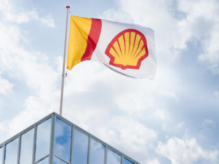 Bandera con el logo de Shell. FOTO: JIRI BULLER