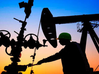 Trabajador en las instalaciones de petróleo de la petrolera omaní OQ. FOTO: OQ
