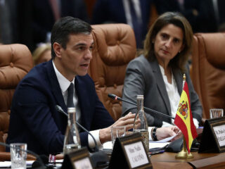 Teresa Ribera y el presidente del Gobierno, Pedro Sánchez durante su intervención en la reunión plenaria. FOTO: Pool Moncloa/Fernando Calvo