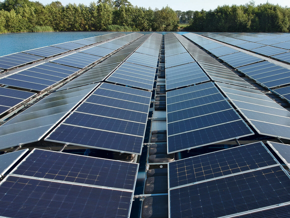 Baywa r.e construye una planta fotovoltaica flotante. FOTO: Baywa r.e