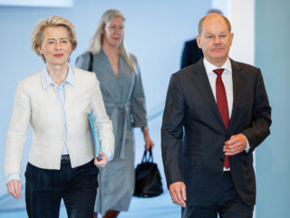 La presidenta del Ejecutivo comunitario, Ursula von der Leyen y el canciller de Alemania, Olaf Scholz. FOTO: Christophe Licoppe