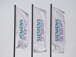 Banderas en la sede de Siemens Energy. FOTO: Siemens Energy