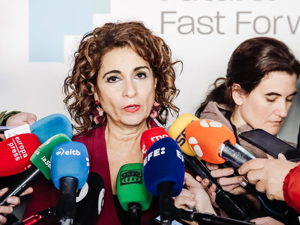 La ministra de Hacienda y Función Pública, María Jesús Montero, atiende a medios a su llegada a la presentación de ‘Future: Fast Forward’, agrupación empresarial del sector de la automoción, en el Espacio La Nave, a 2 de febrero de 2023, en Madrid. FOTO: Carlos Luján - Europa Press