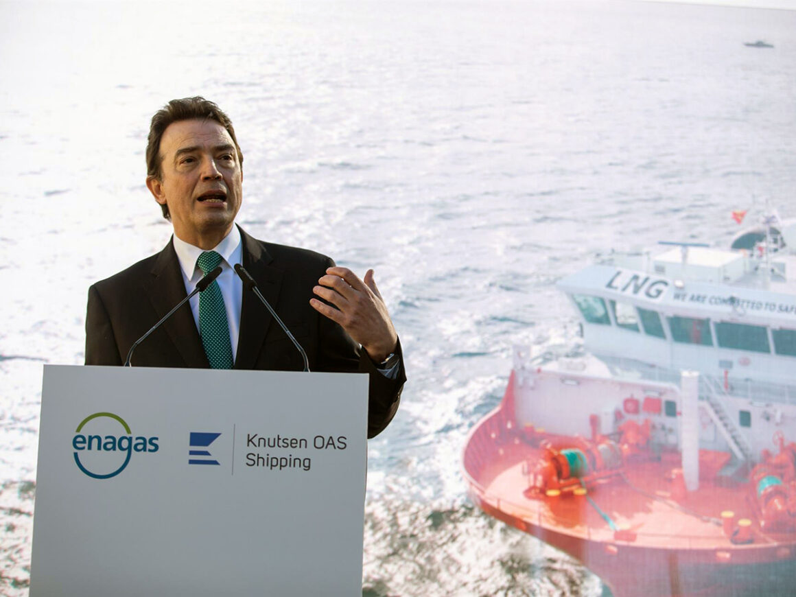 El consejero delegado de Enagás, Arturo Gonzalo, interviene durante la presentación del primer barco de bunkering de gas natural licuado (GNL), en la planta de regasificación de Enagás del Puerto de Barcelona. FOTO: Kike Rincón - Europa Press