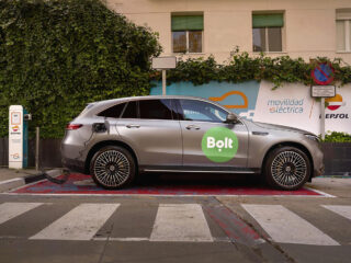 Un vehículo de Bolt recargando en un punto de recarga de Repsol. FOTO: Repsol