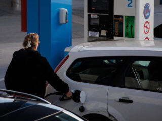 Una mujer reposta combustible en una gasolinera, a 2 de diciembre de 2022, en Madrid (España). FOTO: Alejandro Martínez Vélez - Europa Press