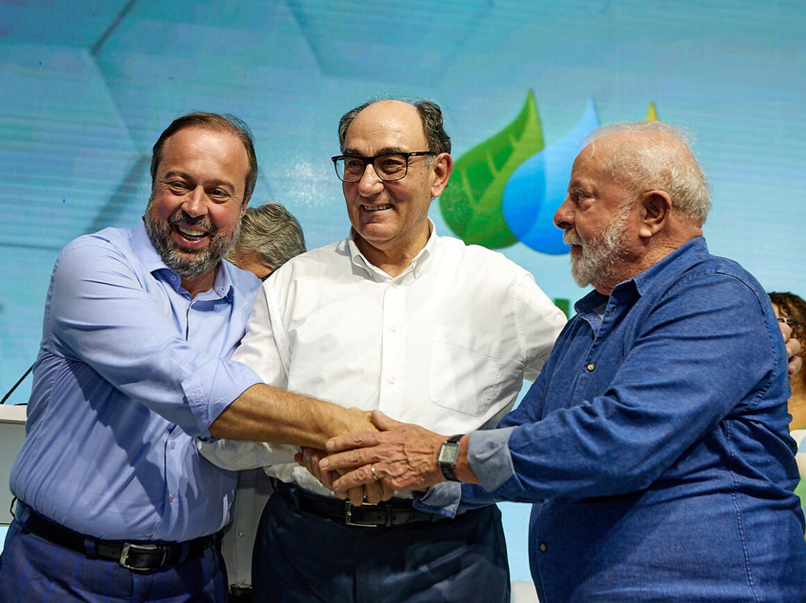 Ignacio Galán, presidente de Iberdrola (en el centro), junto a Luiz Inácio Lula da Silva, presidente de Brasil, y Alexandre Silveira, ministro brasileño de Minas y Energía. FOTO: Iberdrola