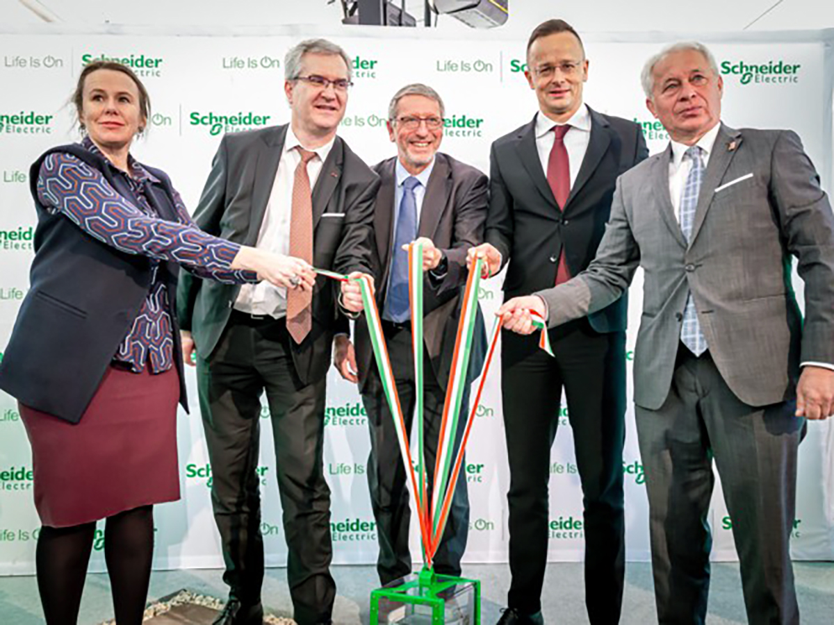 Schneider Electric invierte 40 millones de euros en una nueva fábrica  inteligente en Hungría - El Periódico de la Energía