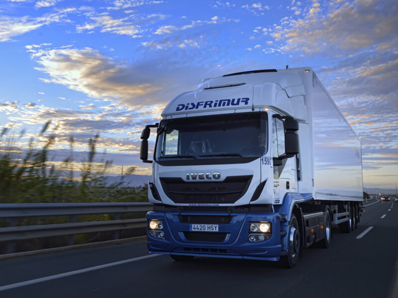 Camión de Disfrimur que podrá cargar en los puntos de Iberdrola en la Autovía del Mediterráneo. FOTO: Disfrimur