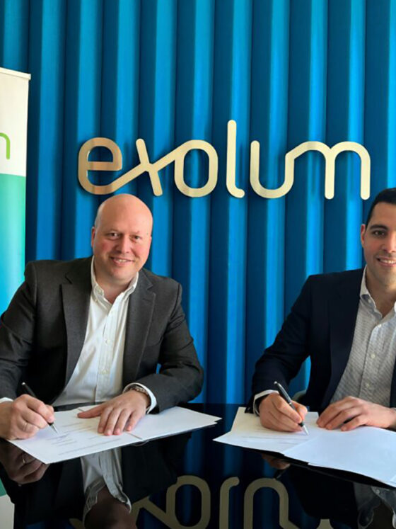 Andrés Suarez, Global Strategy & Innovation Lead de Exolum y Miguelangel Ocando, CEO de H2 Vector en la firma del acuerdo. FOTO: Exolum