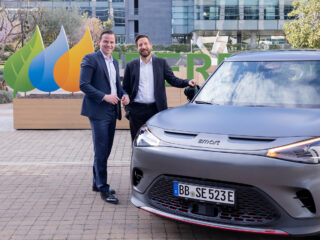 Luis Buil, director global de Smart Solutions de Iberdrola y Dirk Adelmann, CEO de smart Europa posan con el nuevo smart #1. FOTO: Iberdrola