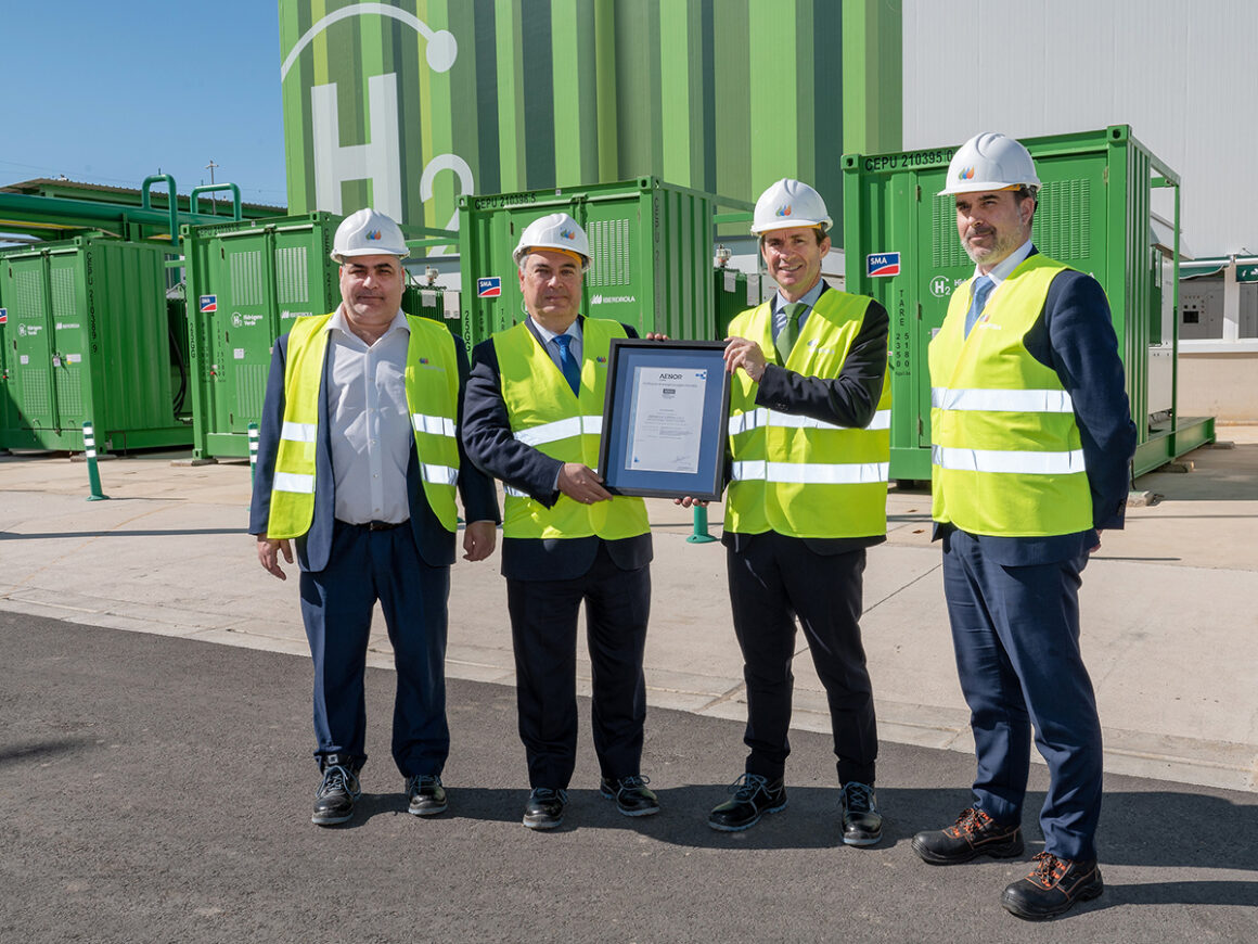 Iberdrola recibe el certificado de hidrógeno renovable de AENOR. FOTO: Iberdrola