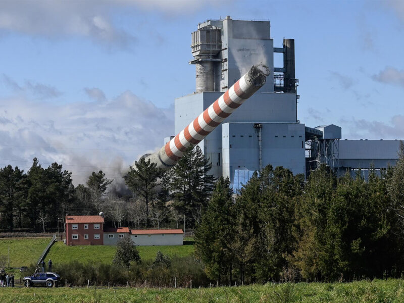 Voladura de la chimenea de la central térmica de Meirama, en Cerceda (A Coruña). FOTO: M. Dylan - Europa Press