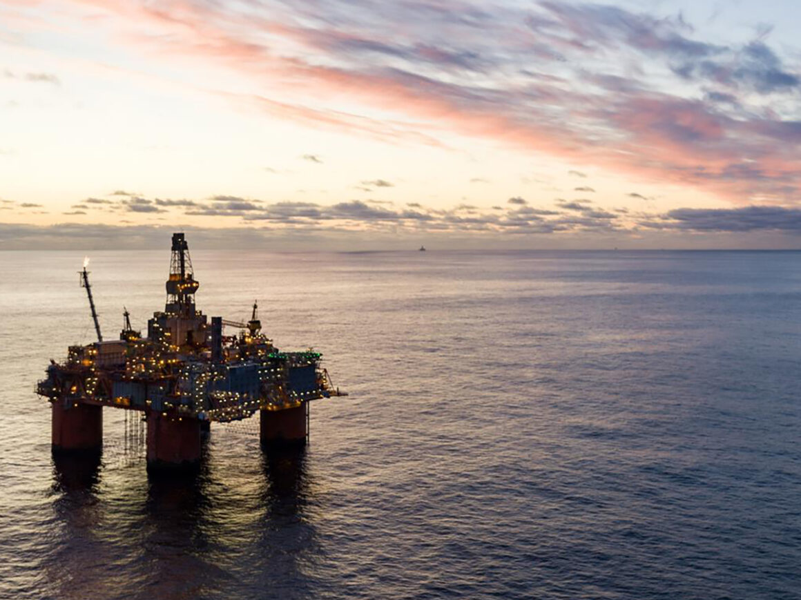 Equinor's Storre, plataforma petrolera en el Mar de Noruega, con otras plataformas petroleras visibles en el horizonte. FOTO: EQUINOR-BO B. RANDULFF & EVEN KLEPPA