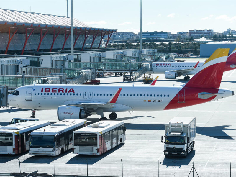 Aviones de Iberia esperan en pista en la Terminal 4 del Aeropuerto Madrid-Barajas Adolfo Suárez, a 28 de enero de 2023, en Madrid (España). FOTO: Gustavo Valiente - Europa Press