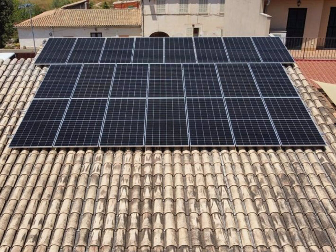 Unas placas solares instaladas en un edificio por parte del IBE. FOTO: GOIB