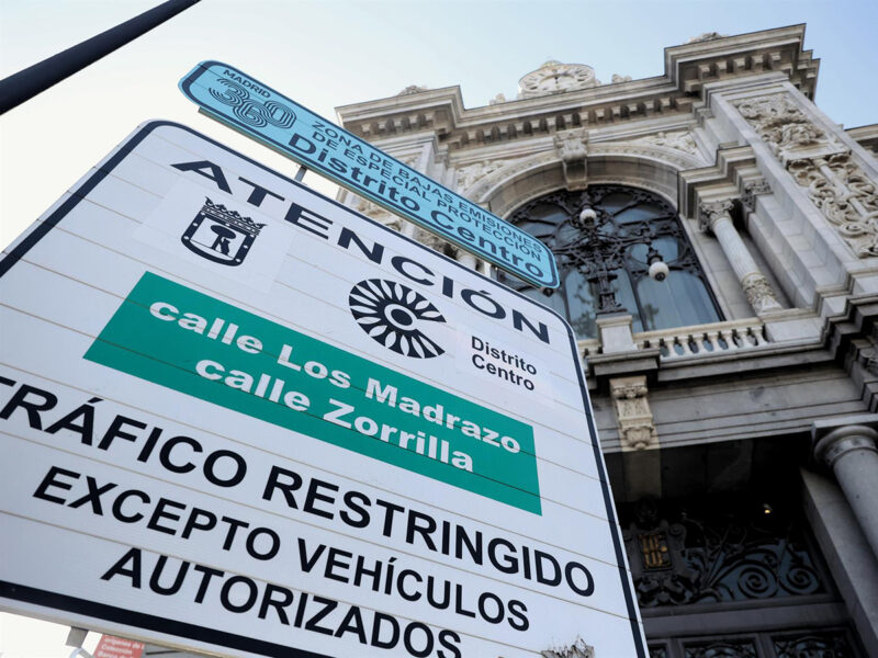 Una señal de tráfico informa sobre la entrada en vigor de la Zona de Bajas Emisiones (ZBE), a 3 de enero de 2022, en Madrid, (España). FOTO: Eduardo Parra - Europa Press