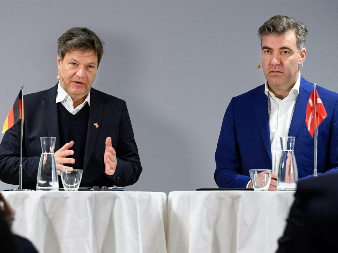 El ministro alemán de Economía y Clima, Robert Habeck (i), y el ministro danés de Clima, Energía y Servicios, Lars Aagaard. FOTO: - Bernd Von Jutrczenka/Dpa