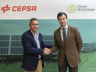 Gerónimo de Angulo, director de Desarrollo de proyectos fotovoltaicos de Cepsa, y Vicente Sánchez, presidente del Clúster de la Energía de Extremadura. FOTO: Cepsa