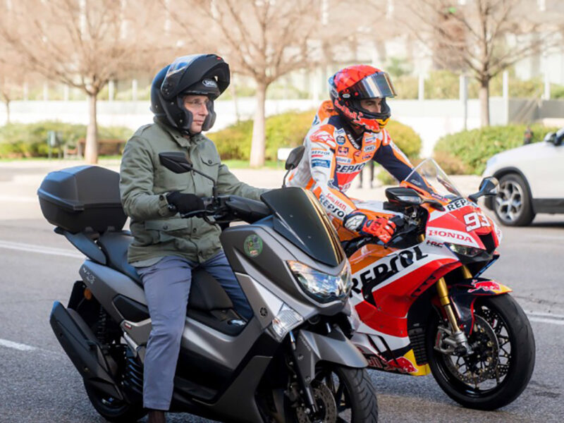 El piloto del equipo Repsol Honda de MotoGP Marc Márquez y el Alcalde de Madrid, José Luis Martínez- Almeida, recorren en moto las calles de Madrid con combustibles sostenibles. FOTO: Repsol