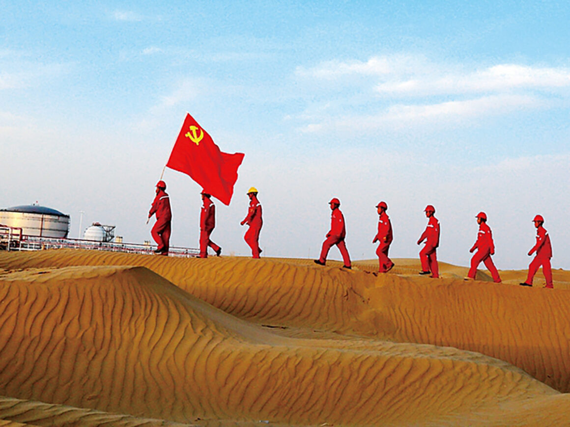 Trabajadores de la china Sinopec portan la bandera del país. FOTO: Sinopec