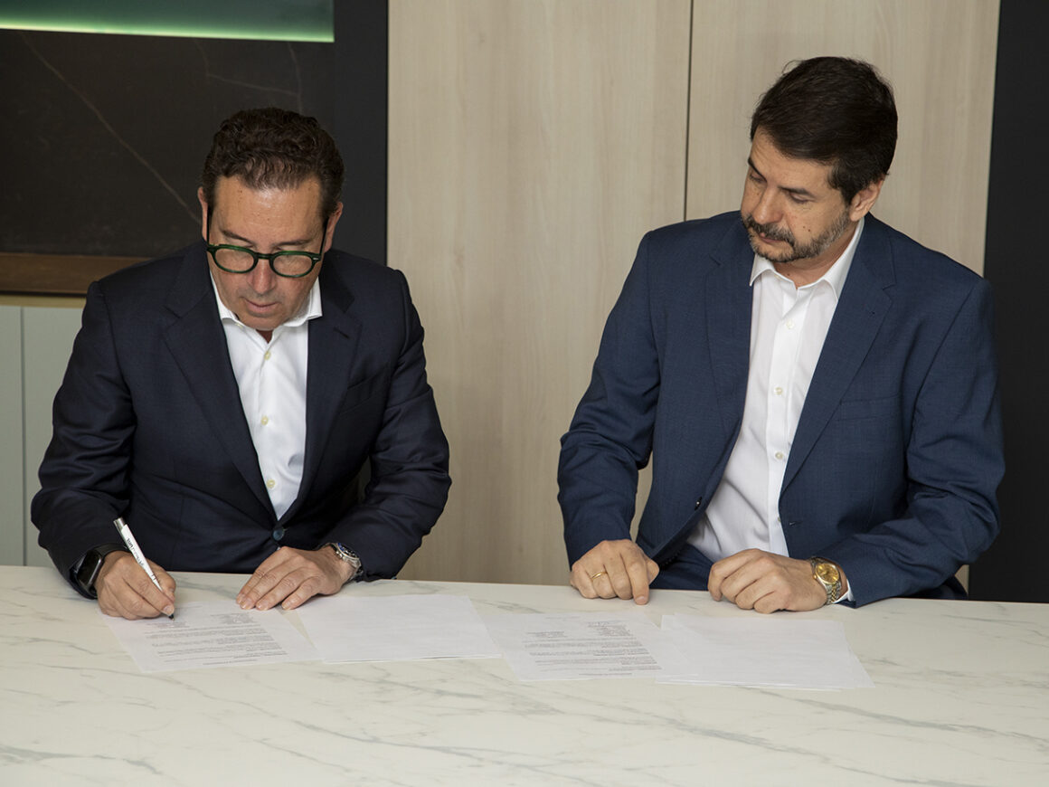 Santiago Rodriguez, CEO de Ingenostrum y Javier Ortiz, Director General de Alfa Laval Iberia en la firma del MoU. FOTO: Ingenostrum