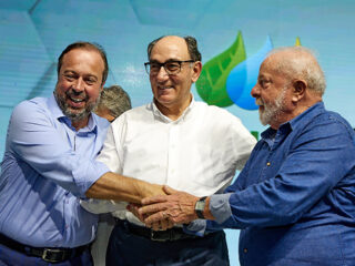 Ignacio Galán, presidente de Iberdrola (en el centro), junto a Luiz Inácio Lula da Silva, presidente de Brasil, y Alexandre Silveira, ministro brasileño de Minas y Energía. FOTO: Iberdrola