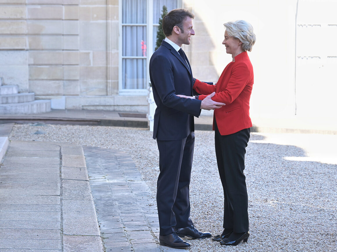 El presidente de Francia, Emmanuel Macron y presidenta de la Comisión Europea Ursula von der Leyen. FOTO: Dati Bendo