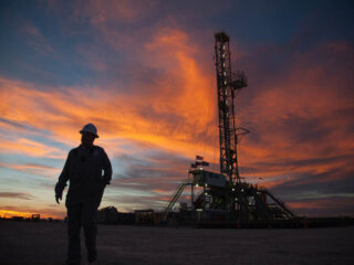 Un trabajador abandona un pozo de shale oil en EEUU.