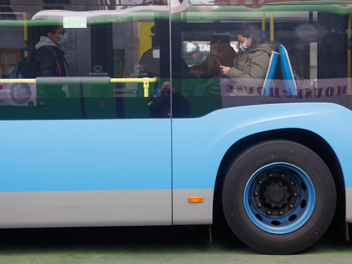 Varias personas con mascarilla en un autobús de la EMT, en las inmediaciones de Plaza de Castilla, a 7 de febrero de 2023, en Madrid (España). El Consejo de Ministros aprueba hoy la modificación del Real Decreto del 19 de abril de 2022. FOTO: Eduardo Parra - Europa Press
