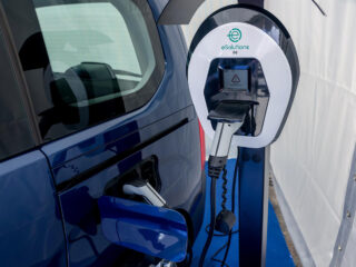 Un vehículo eléctrico durante su recarga. FOTO: Ricardo Rubio - Europa Press