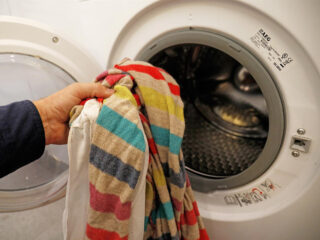 Imagen de una persona que pone la lavadora. FOTO: Cézaro De Luca - Europa Press
