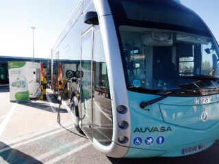 Un autobús aparcado durante la inauguración de una estación de carga de vehículos eléctricos en la sede de Autobuses Urbanos de Valladolid (AUVASA), a 27 de marzo de 2023, en Valladolid, Castilla y León (España). FOTO: Photogenic/Lourdes Azaña - Europa Press