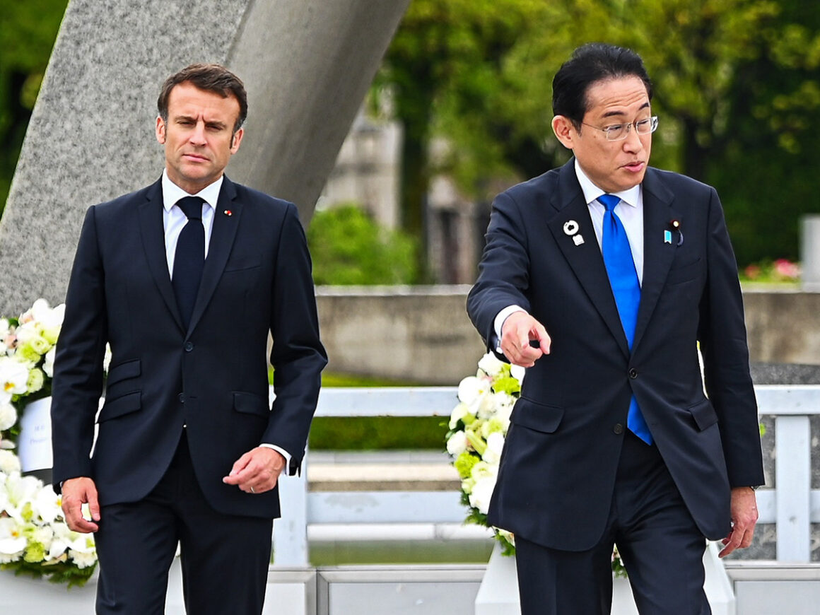 El presidente de Francia, Emmanuel Macron y e l primer ministro de Japón, Fumio Kishida, antes del posado en el G7. FOTO: Dati Bendo