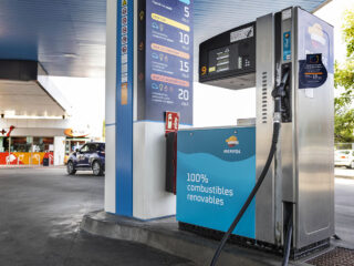 Imagen de un surtidor de una estación de servicio de Repsol con combustible renovable 100%. FOTO: Repsol