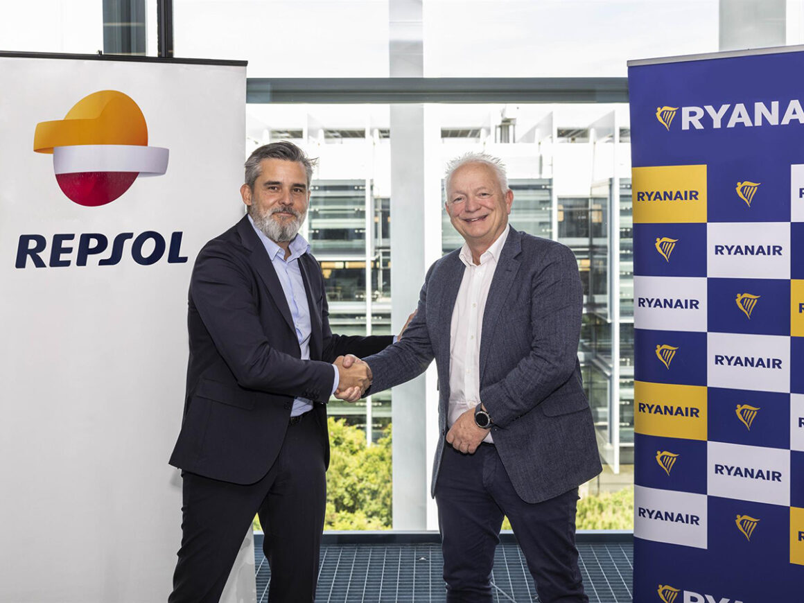 El Director General de Cliente de Repsol, Valero Marín, y el CEO de Ryanair, Eddie Wilson, en el Campus Repsol. FOTO: Repsol