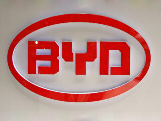 Logo de la compañía china BYD. FOTO: Uli Deck/dpa