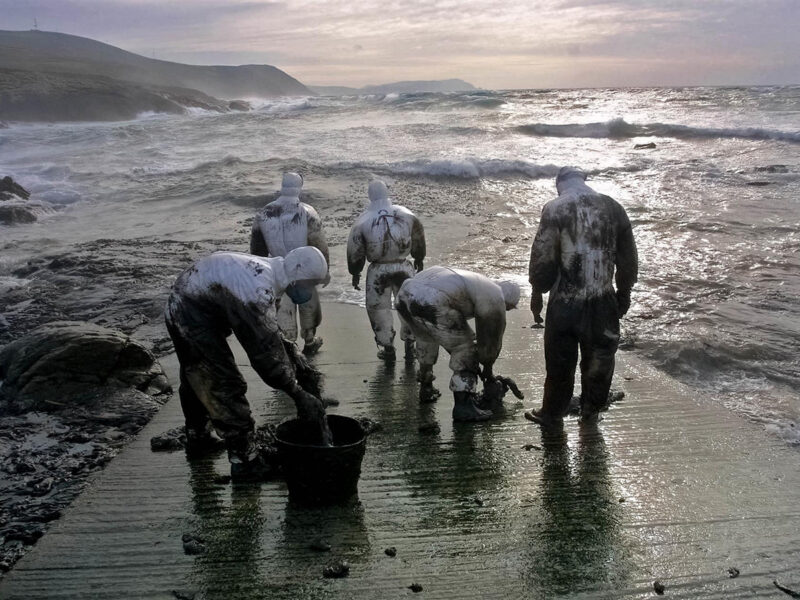 Operativos del ejército español ayudan en las labores de limpieza de petroleo en la costa de Touriñan, en la localidad gallega Muxía, después de que la marea arrastrara el chapapote. FOTO: Álvaro Ballesteros