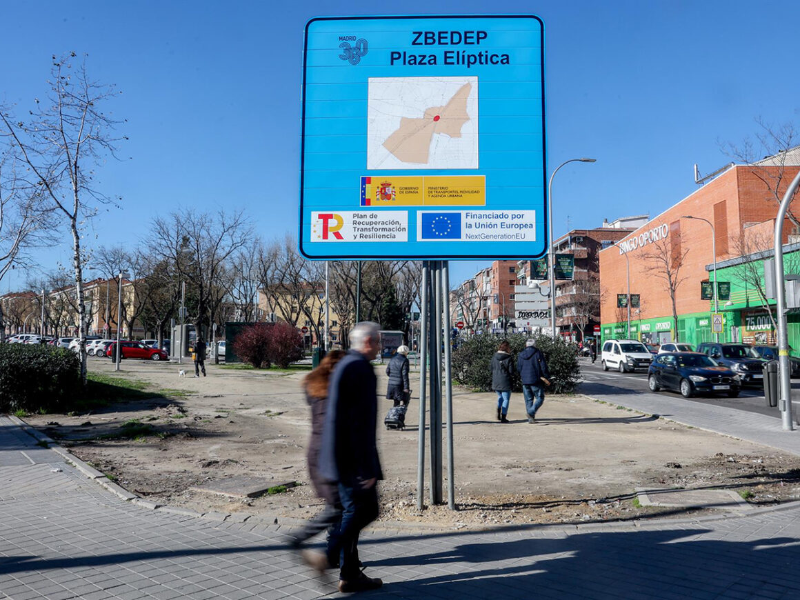 Un cartel anuncia la Zona de Bajas Emisiones (ZBE) en Plaza Elíptica, a 4 de enero de 2023, en Madrid (España). FOTO: Ricardo Rubio - Europa Press