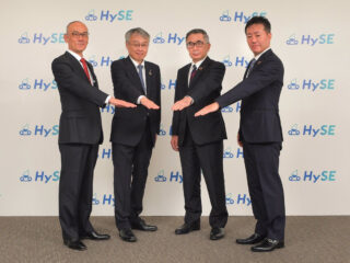 Los representantes de Honda, Kawasaki, Toyota y Yamaha en la presentación de HySE, la asociación conjunta para desarrollar motores de hidrógeno. FOTO: HYSE