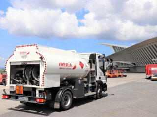 Servicios de handling con combustible renovable en el aeropuerto de Loiu (Bizkaia). FOTO: IBERIA AIRPORT SERVICES Y REPSOL