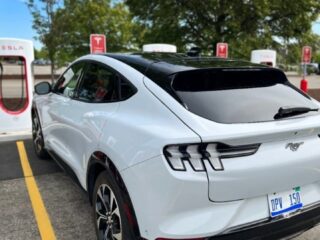 Un coche cargando en uno de los supercargadores de la red de Tesla.