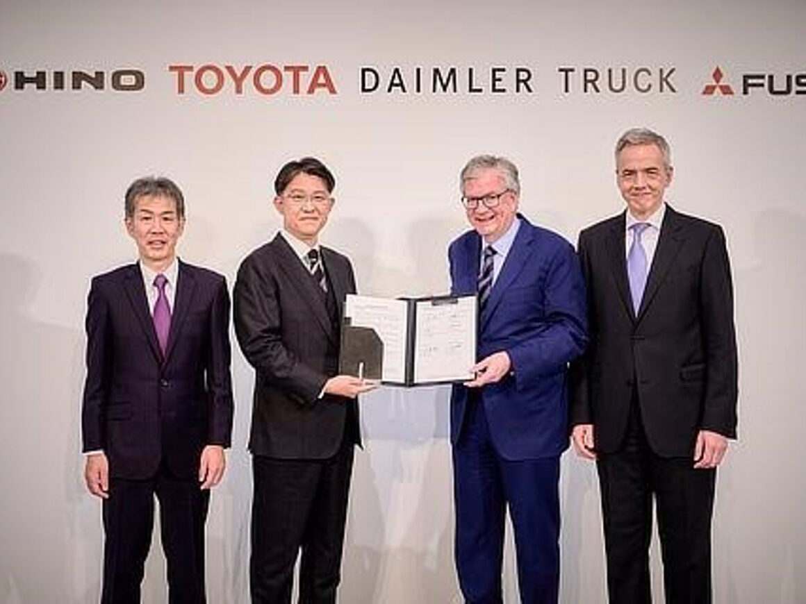 Los representantes de Daimler Truck, Toyota y los de sus filiales Mitsubishi Fuso y Hino, en la firma del Memorando de Entendimiento. FOTO: Toyota