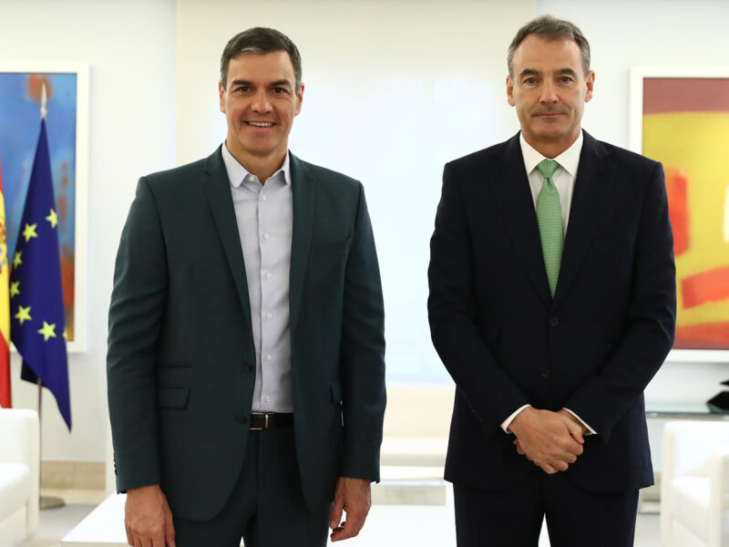 El presidente del Gobierno, Pedro Sánchez, ha mantenido un encuentro en el Palacio de La Moncloa con el consejero delegado de BP, Bernard Looney. FOTO: Moncloa