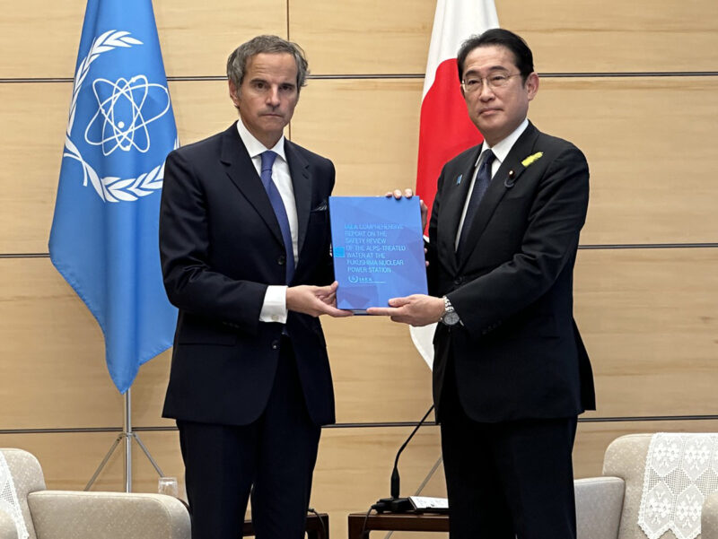 El director general del OIEA, Rafael Grossi, y primer ministro de Japón, Kishida Fumio, se reunieron para hablar de Fukushima. FOTO: OIEA